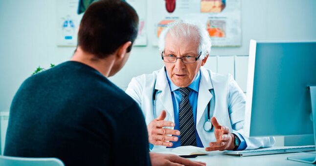 Doktor savjetuje čovjeka o lijekovima za povećanje potencije