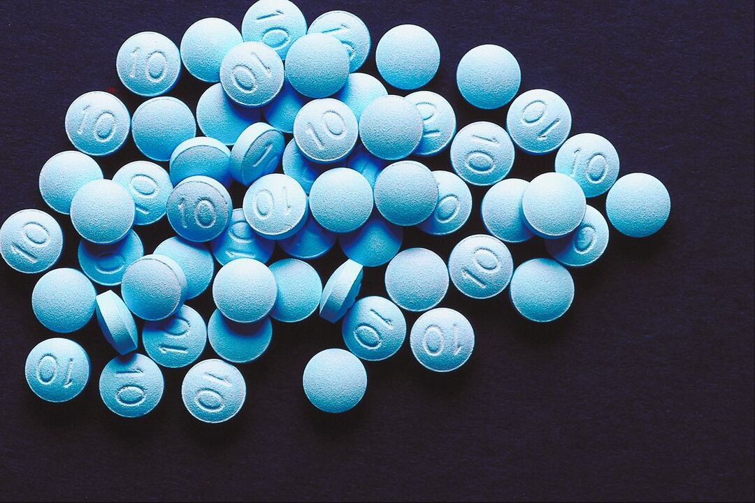Tablete su uobičajeni oblik lijekova u liječenju erektilne disfunkcije. 